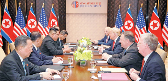 싱가포르 센토사섬에서 김정은 국무위원장과 도널드 트럼프 미국 대통령이 참석한 북미 확대 정상회담