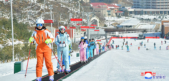 평안남도 양덕군 양덕온천문화휴양지가 운영을 시작해 주민들이 스키를 즐기고 있다