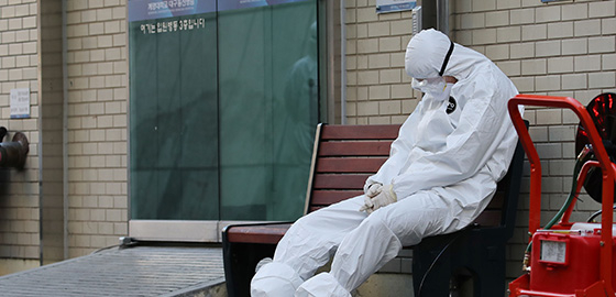 대규모 신종 코로나바이러스 확진자 이송된 2월 23일 한 의료진이 의자에 앉아 휴식을 취하고 있다.