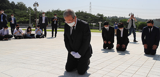 김종인 비상대책위원장이 광주 5.18 민주묘지에서 참배하고 있다.