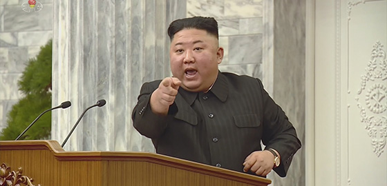연단에 선 김 총비서가 힘주어 이야기하듯이 몸을 편 채로 오른 손가락으로 한 지점을 가리키고 있다.