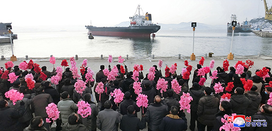  북한 령남배수리공장에서 1만2천t급 화물선 '장수산' 호를 새로 건조해 지난 23일 출항식을 열었다고 조선중앙통신이 24일 보도했다.
