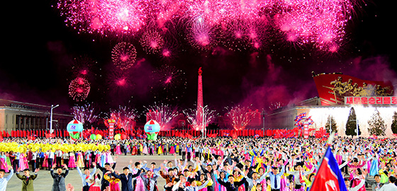 북한 노동당 창건 77주년을 맞은 10월 10일 평양 김일성광장에서 청년 학생들의 야회 및 축포발사가 진행됐다.(조선중앙통신 10월 11일)