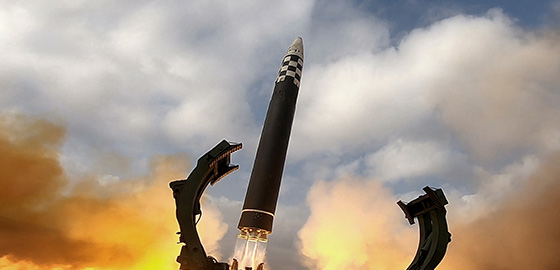 북한은 11월 18일 김정은 국무위원장이 지켜보는 가운데 대륙간탄도미사일 ‘화성-17형’을 발사했다.(조선중앙통신 11월 19일)