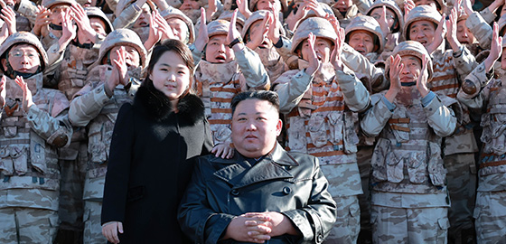 북한 김정은 국무위원장이 11월 18일 대륙간탄도미사일(ICBM) '화성-17형' 발사 관계자들과 함께 한 기념촬영 장소에 둘째 딸 김주애를 데리고 나왔다. (조선중앙TV 11월 27일)
