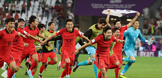 2022년 12월 3일 오전(한국시간) 카타르 알라이얀의 에듀케이션 시티 스타디움에서 열린 2022 카타르 월드컵 조별리그 H조 3차전 대한민국과 포르투갈 경기에서 승리를 거두며 16강 진출에 성공한 대표팀이 기뻐하며 그라운드를 달리고 있다.