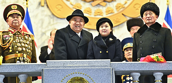 북한 건군절(인민군 창건일) 75주년 열병식에 참석한 김정은 국방위원장과 딸 김주애. (조선중앙통신 2월 9일)