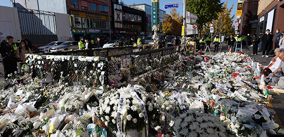 2022년 11월 2일 오후 서울 용산구 이태원역 1번 출구 앞 핼러윈데이 사고 희생자 추모 공간이 희생자들을 기리기 위한 국화로 뒤덮혀 있다.